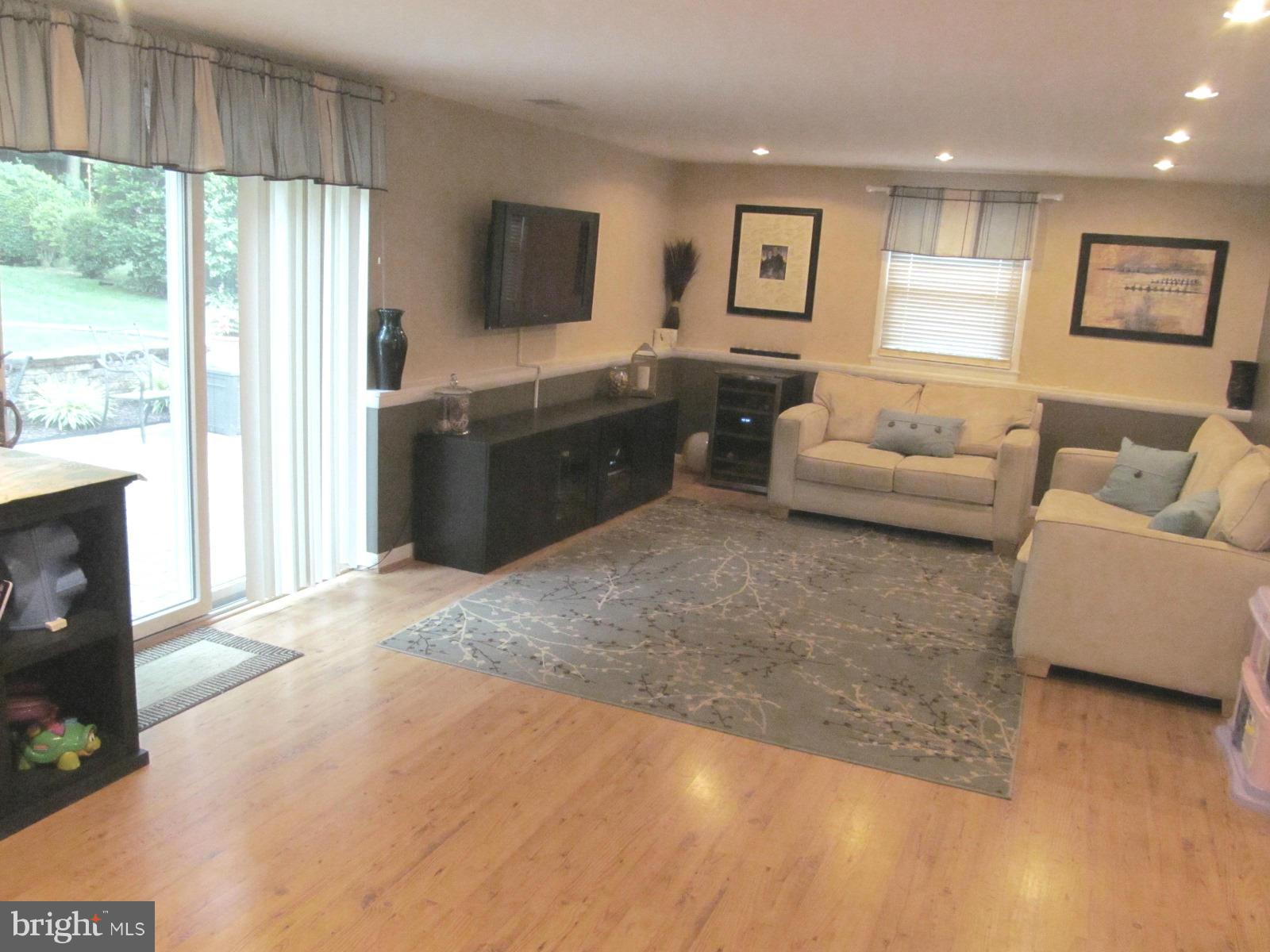 331 Stonewall Road Baltimore, MD 21228 - Photo 20 of 24 Family Room