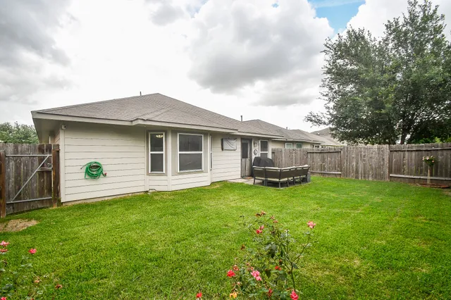 a view of a house with a backyard