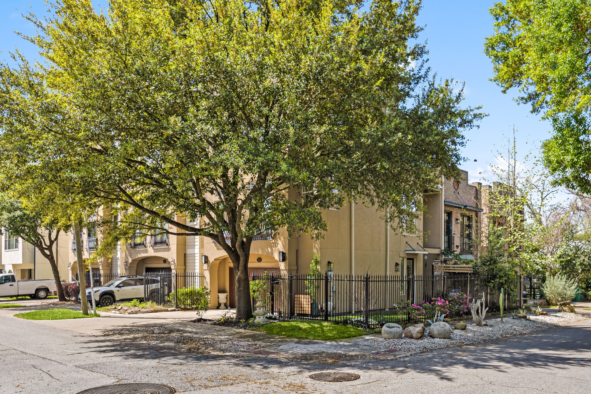 523 Fowler Street Houston, TX 77007 - Photo 2 of 39 a front view of a building with street view