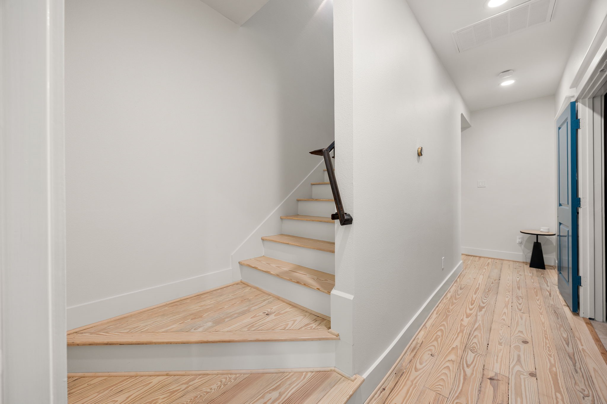 523 Fowler Street Houston, TX 77007 - Photo 27 of 39 a view of entryway