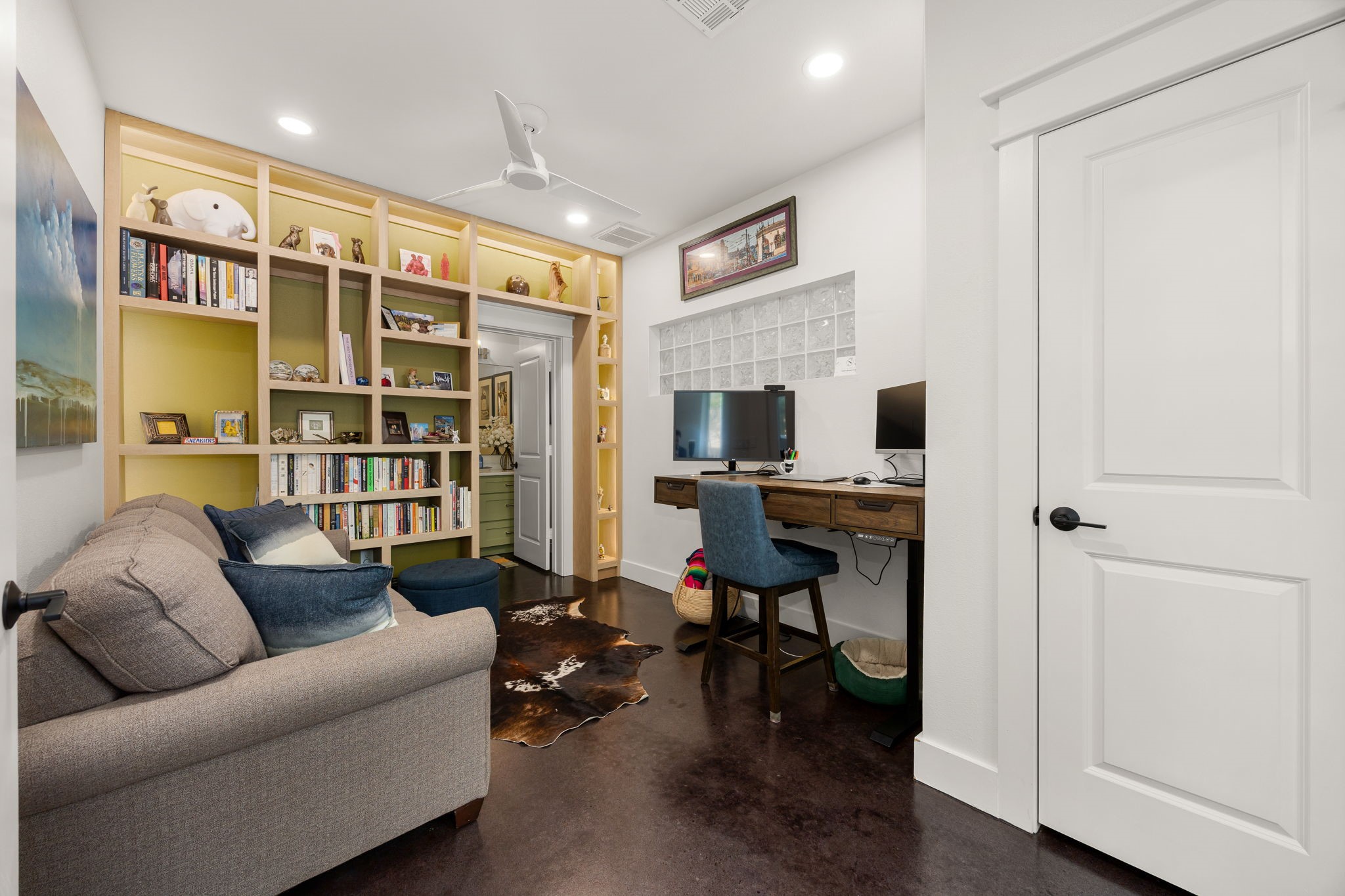 523 Fowler Street Houston, TX 77007 - Photo 6 of 39 a living room with furniture a flat screen tv and a table