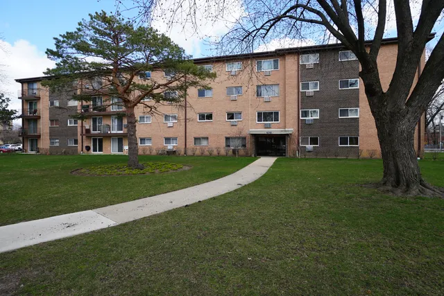 $128,000 | 1019 North Boxwood Drive, Unit 407, Mount Prospect, IL 60056