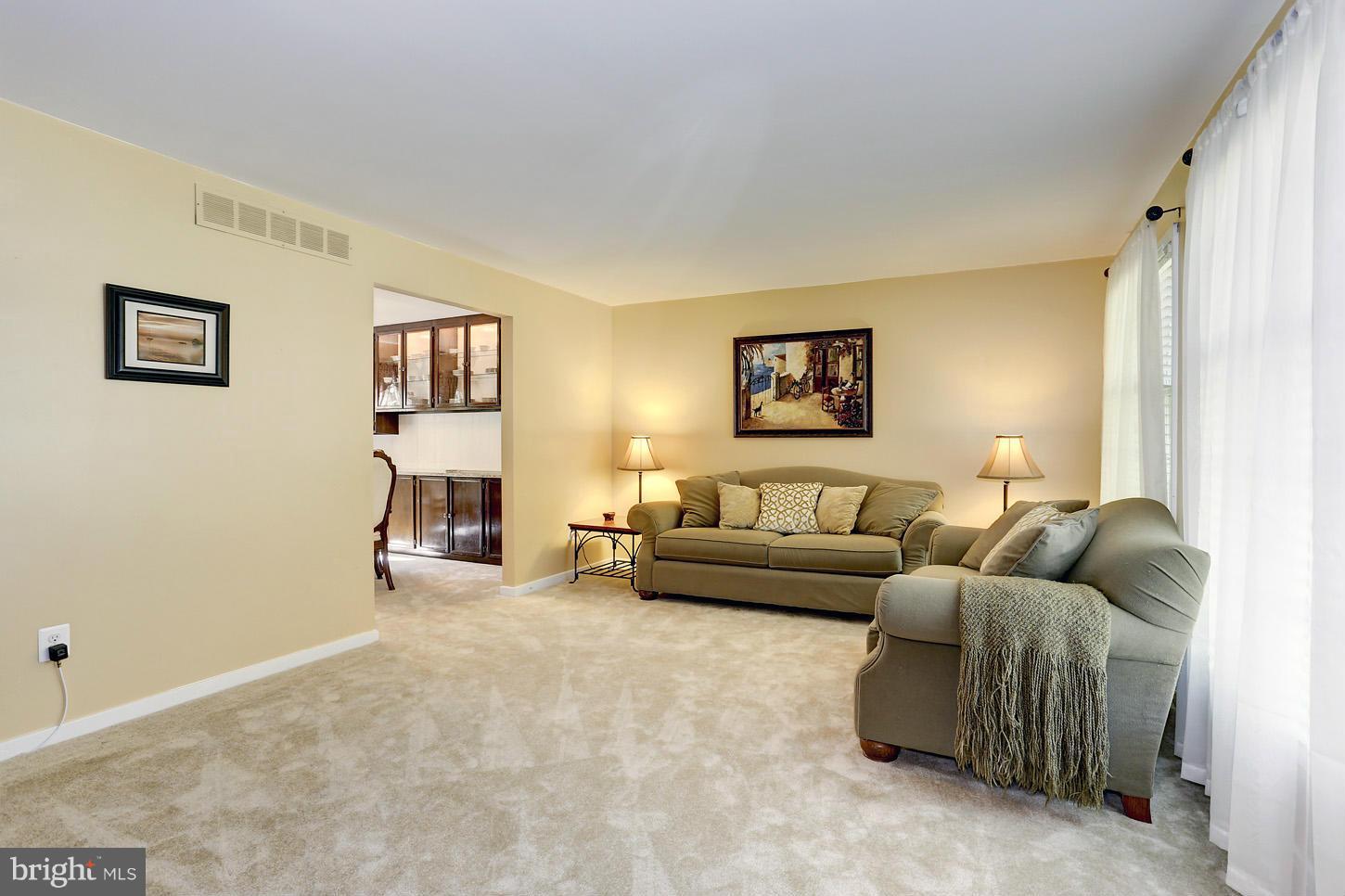 5206 Lightning View Road Columbia, MD 21045 - Photo 10 of 28 Living Room