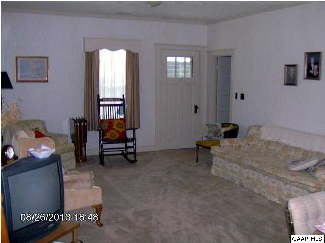 4283 Cartersville Road New Canton, VA 23123 - Photo 3 of 10 Living Room