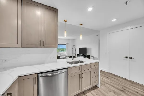 $475,000 | 1 Carriage City Plaza, Unit 1620, Rahway, NJ 07065