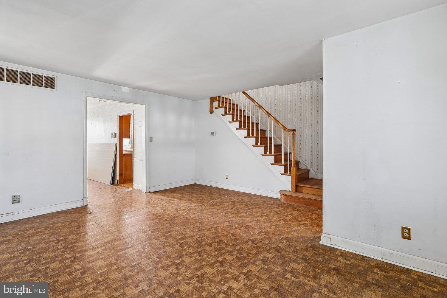 329 Whitfield Road Baltimore, MD 21228 - Photo 9 of 29 Living Room