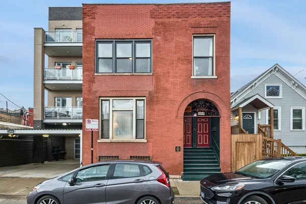 $3,100 | 2920 North Lakewood Avenue, Unit 2, Chicago, IL 60657