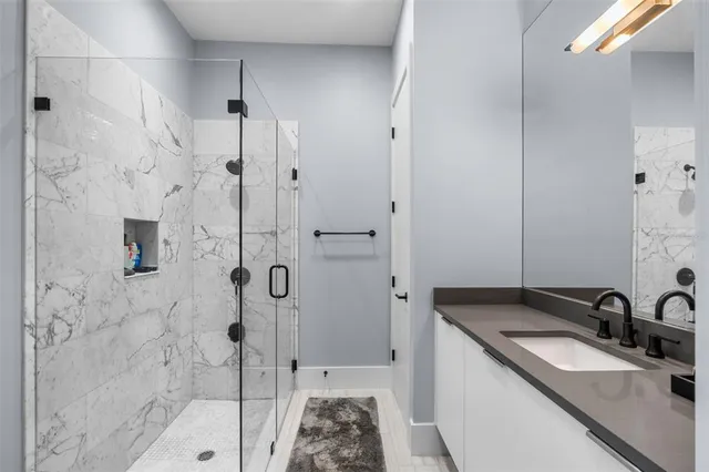 a view of entryway with livingroom