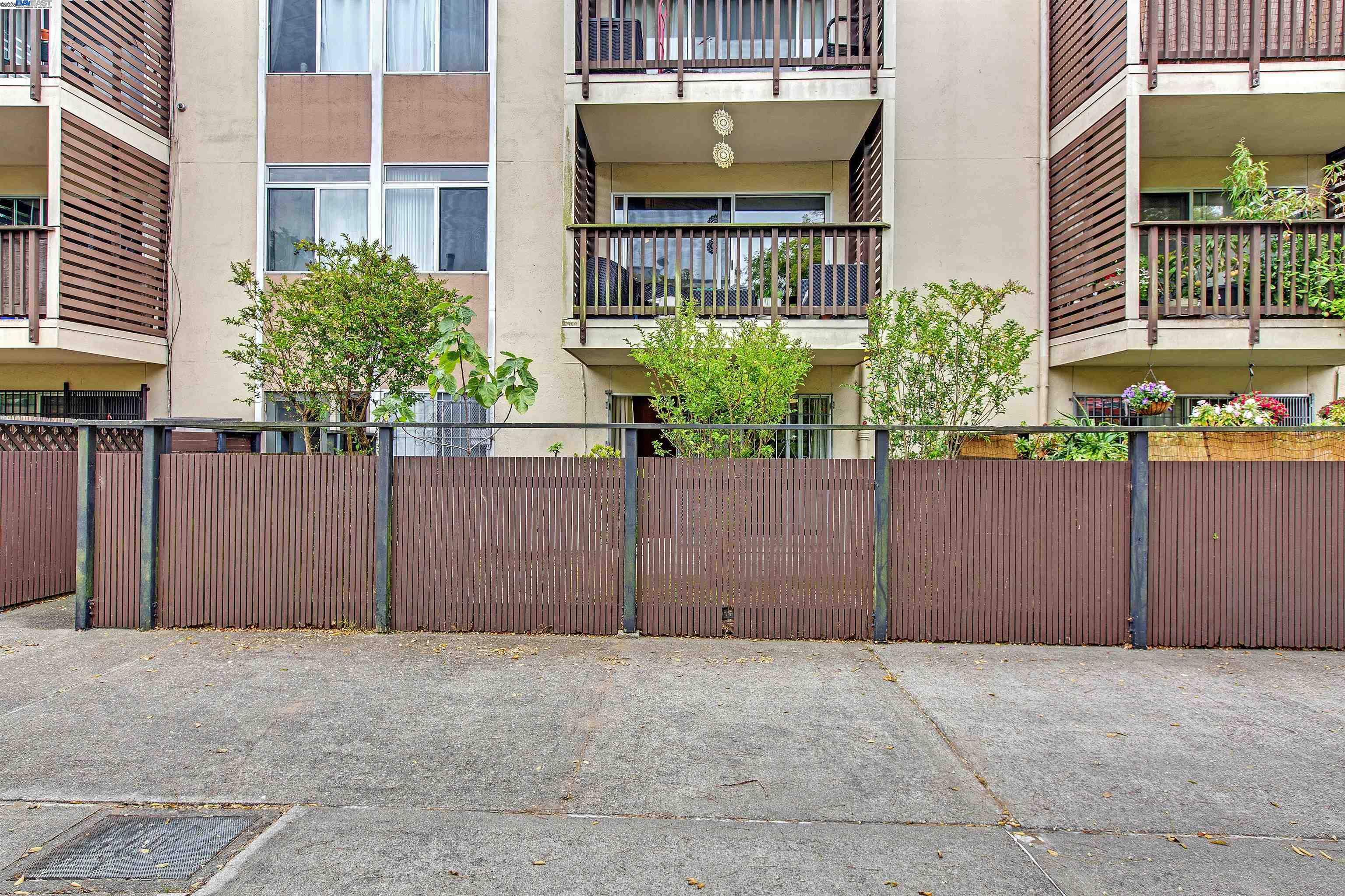 1540 O'Farrell Street, Unit 1 San Francisco, CA 94115 - Photo 12 of 19 a house view with a garden space