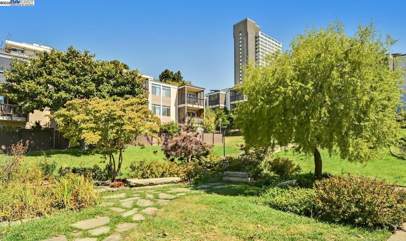 1540 O'Farrell Street, Unit 1 San Francisco, CA 94115 - Photo 18 of 19 a view of a multi story building