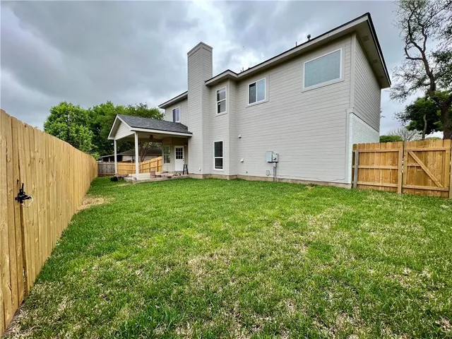 a view of a house with backyard and garden