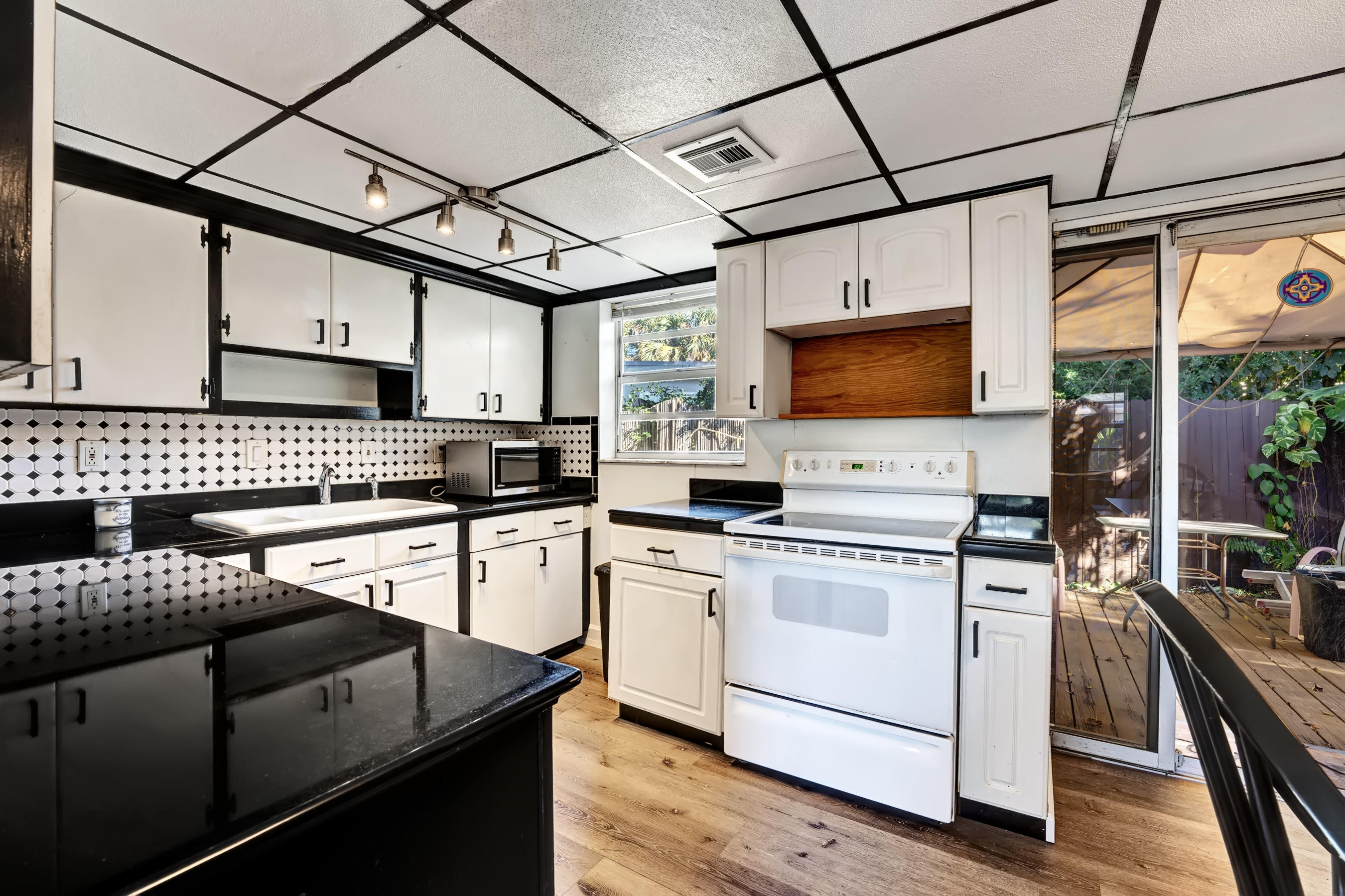 408 Lancaster Street Boca Raton, FL 33487 - Photo 12 of 29 DSC08122