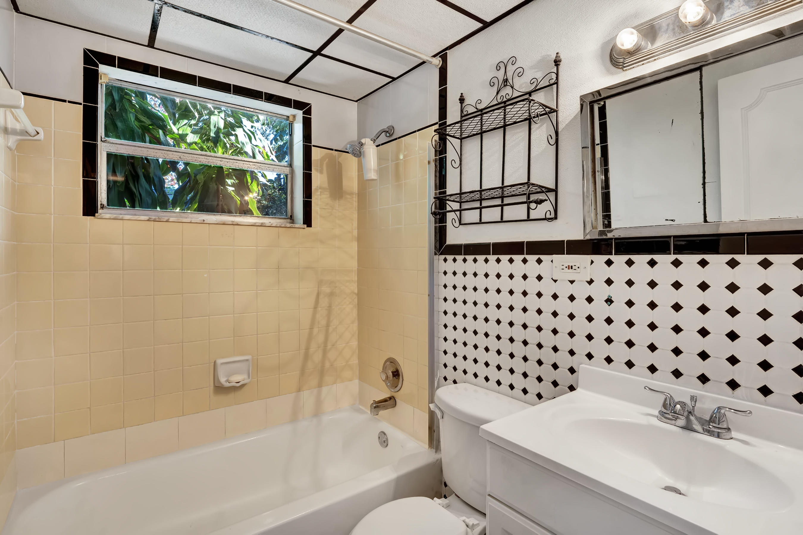 408 Lancaster Street Boca Raton, FL 33487 - Photo 9 of 29 DSC08107