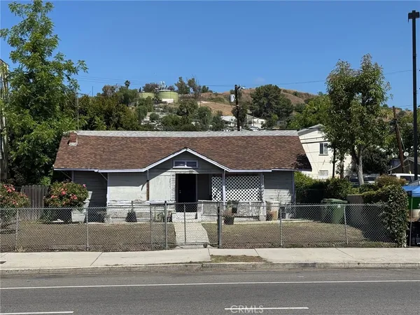 a view of a yard in front of a house