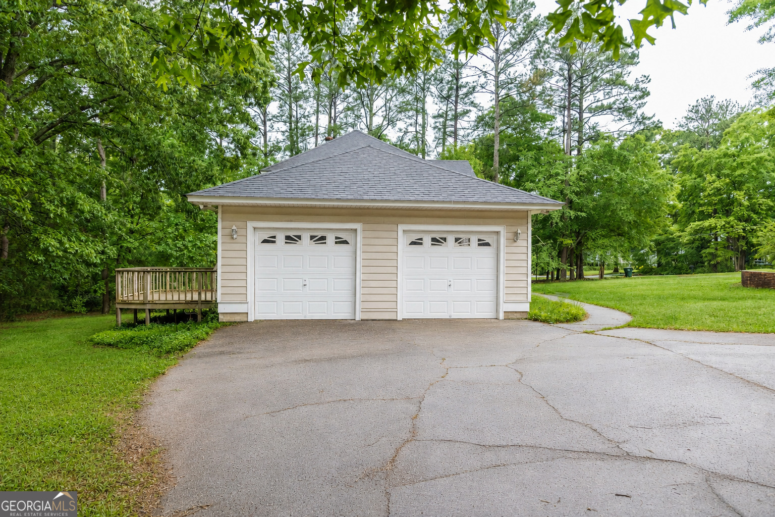 124 David Drive Thomaston, GA 30286 - Photo 38 of 43 a front view of a house with a yard and garage