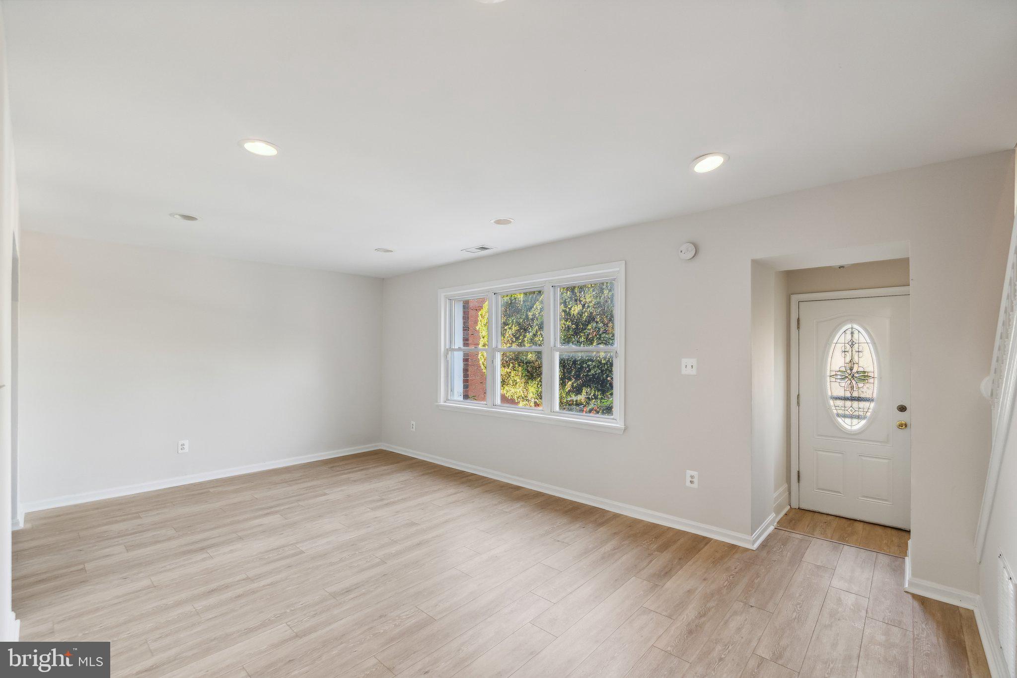 5047 Sheriff Road Northeast Washington, DC 20019 - Photo 3 of 20 Living room