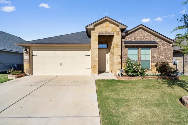 $2,200 | 122 Beth Ann Loop, Taylor, TX 76574