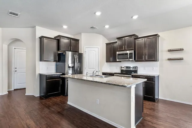 $2,200 | 122 Beth Ann Loop, Taylor, TX 76574