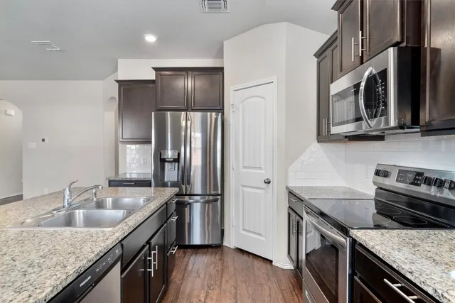 $2,200 | 122 Beth Ann Loop, Taylor, TX 76574