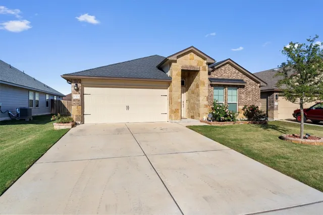 $2,200 | 122 Beth Ann Loop, Taylor, TX 76574