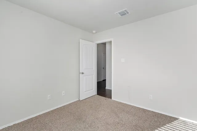 $2,200 | 122 Beth Ann Loop, Taylor, TX 76574