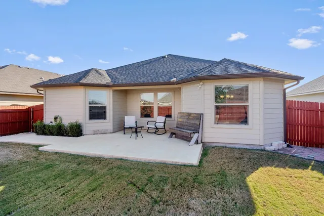 $2,200 | 122 Beth Ann Loop, Taylor, TX 76574