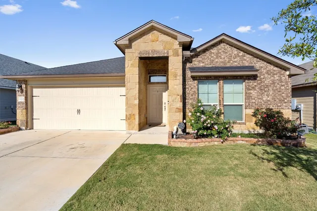 $2,200 | 122 Beth Ann Loop, Taylor, TX 76574
