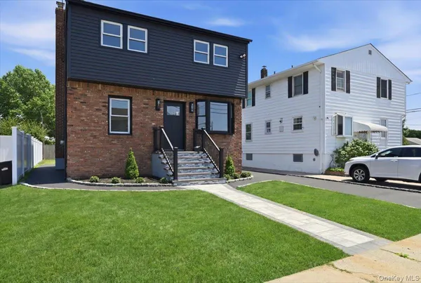 $749,000 | 20 Wyona Avenue, Lindenhurst, NY 11757