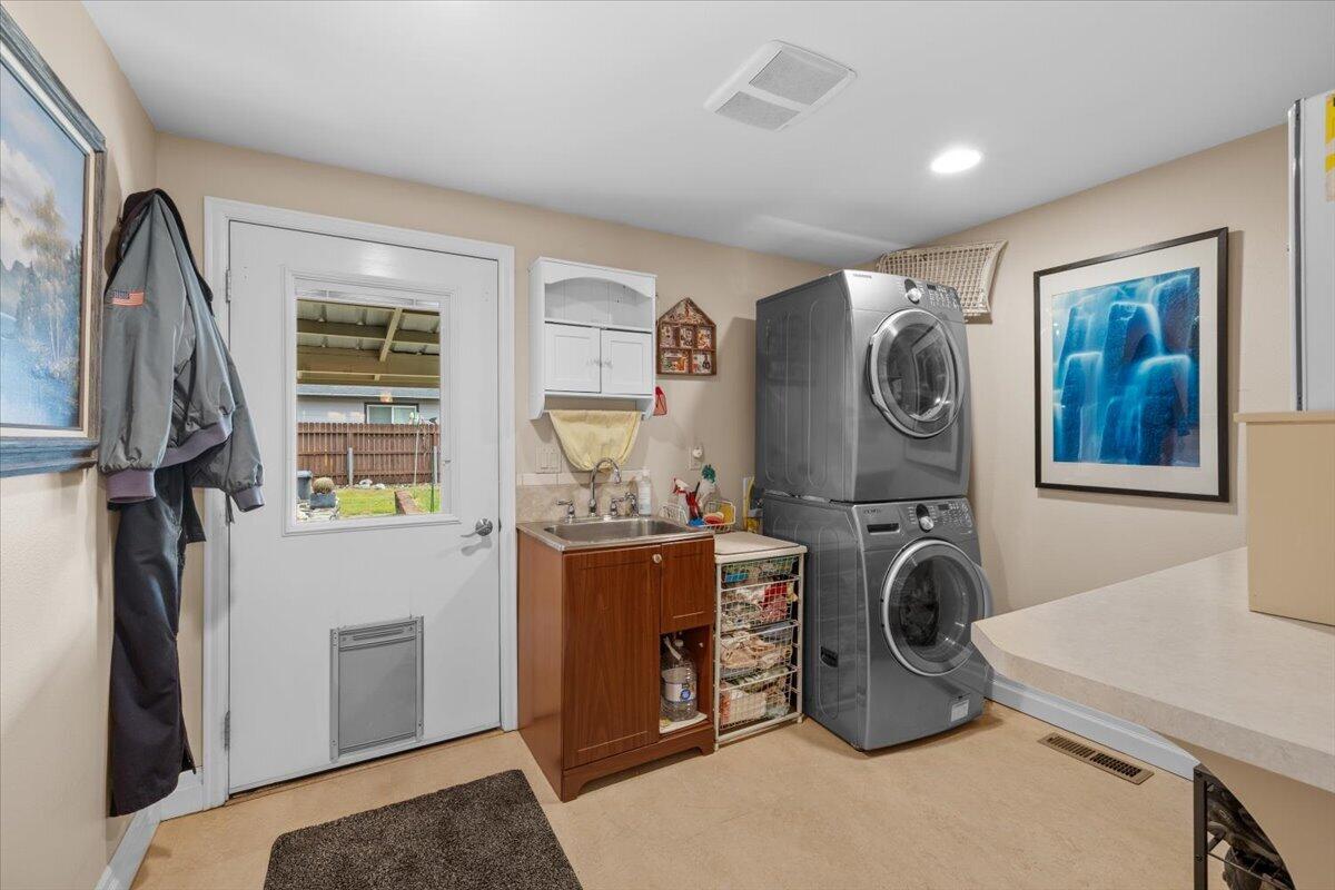 440 Bush Street Central Point, OR 97502 - Photo 18 of 40 a view of a storage & utility room with washer and dryer