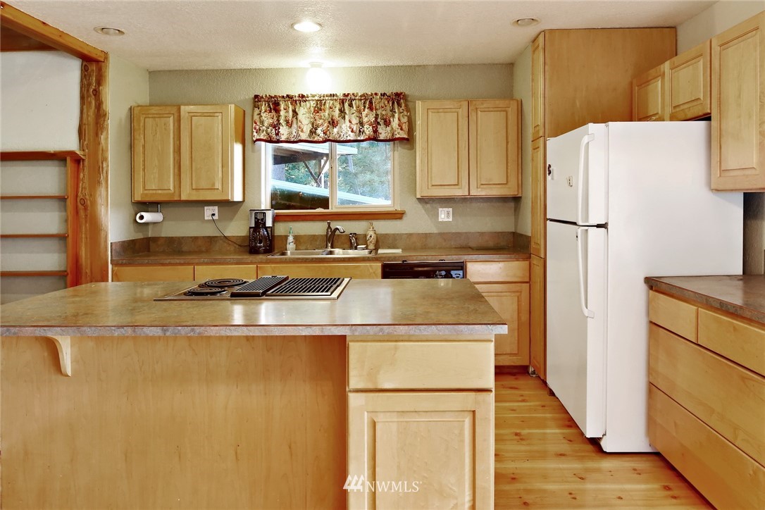 2587 Birch Bay Lynden Road Custer, WA 98240 - Photo 18 of 39 a kitchen with a refrigerator a sink and a stove