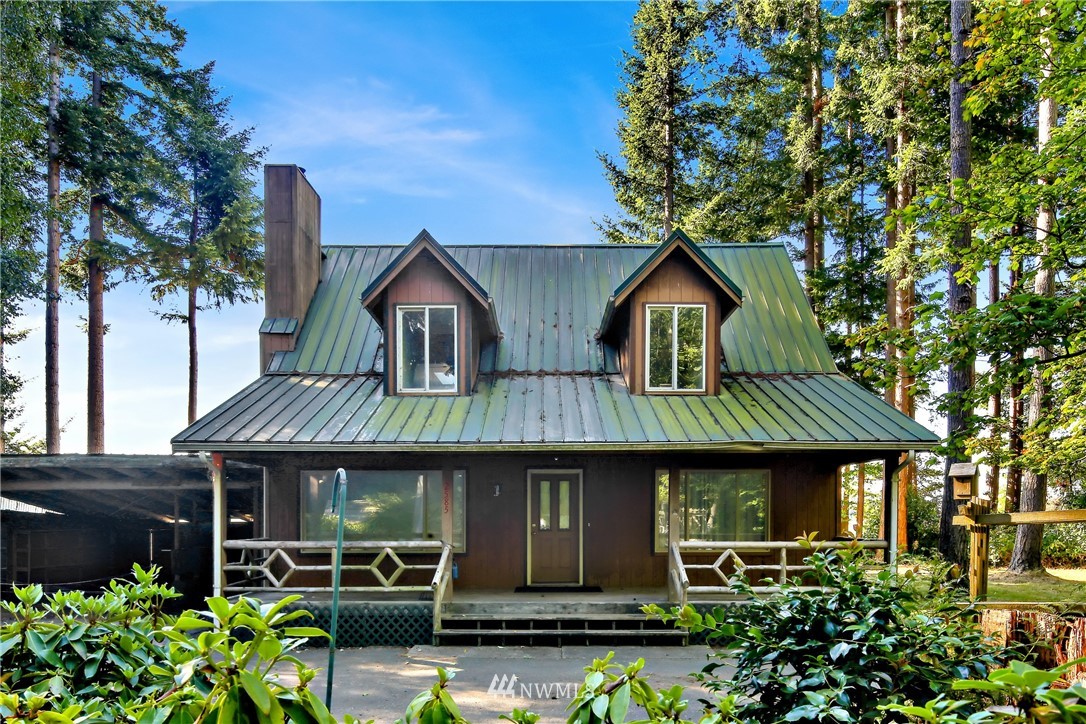 2587 Birch Bay Lynden Road Custer, WA 98240 - Photo 4 of 39 a front view of a house with garden