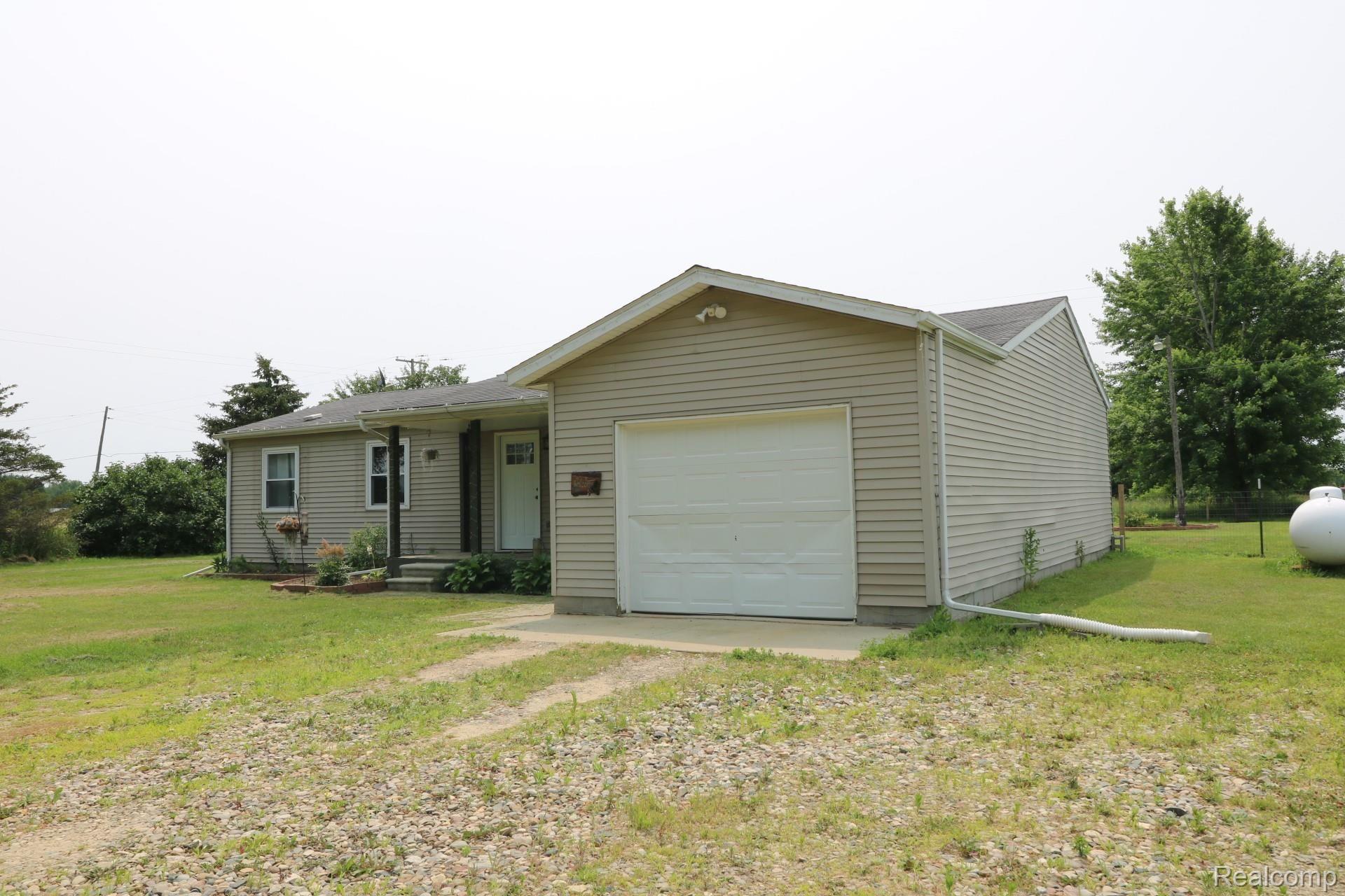 4009 West Castle Road Fostoria, MI 48435 - Photo 3 of 20 IMG_2580.JPG