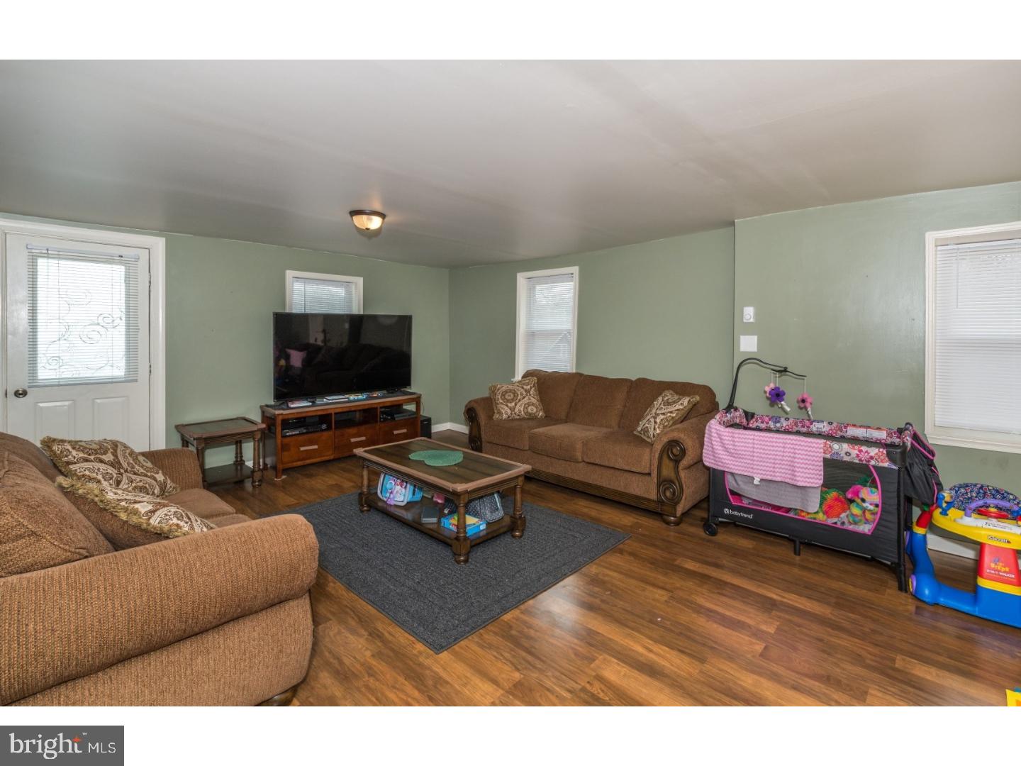 515 South Ridge Road Denver, PA 17517 - Photo 4 of 24 Living Room