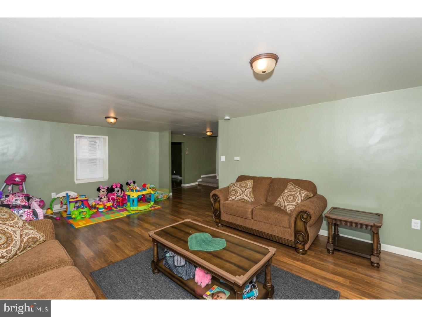 515 South Ridge Road Denver, PA 17517 - Photo 5 of 24 Living Room