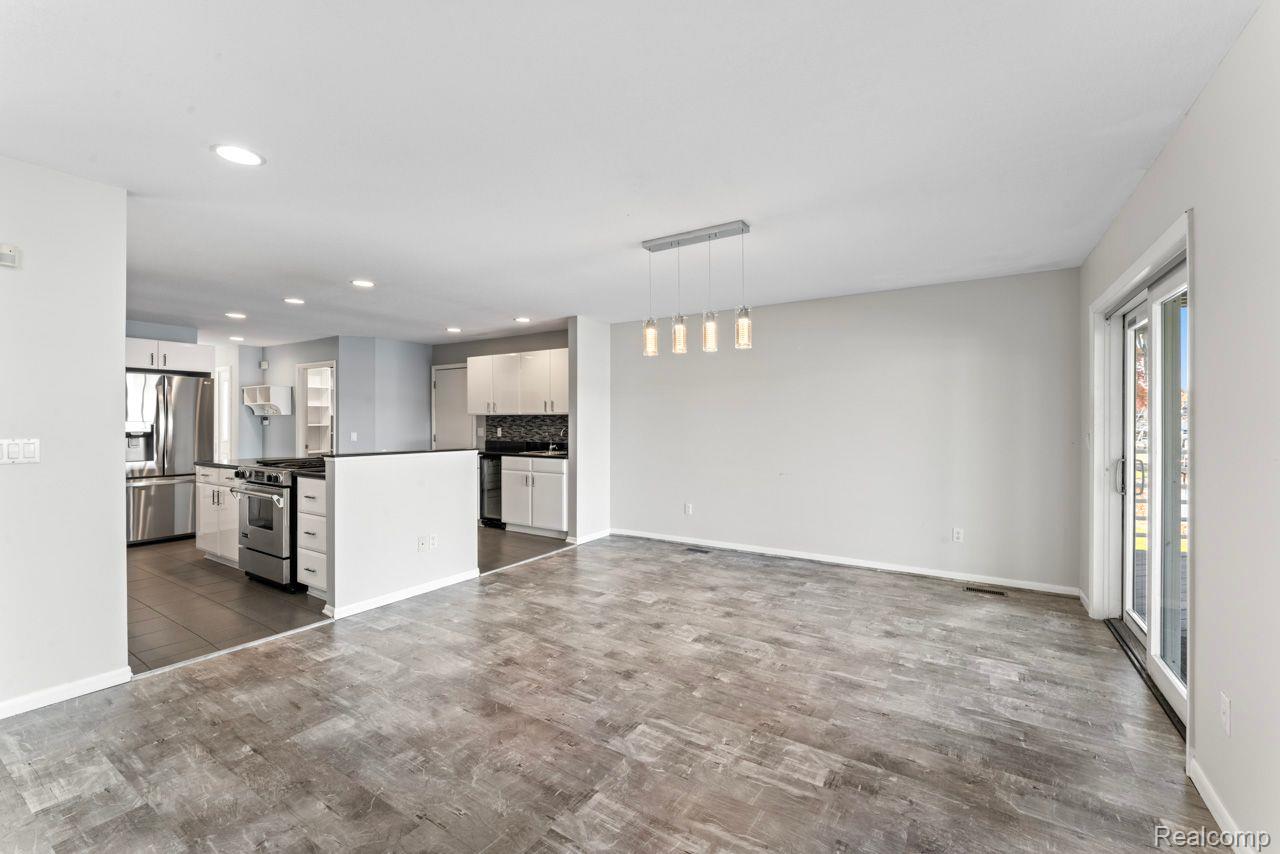 2076 South Long Lake Road Fenton, MI 48430 - Photo 9 of 53