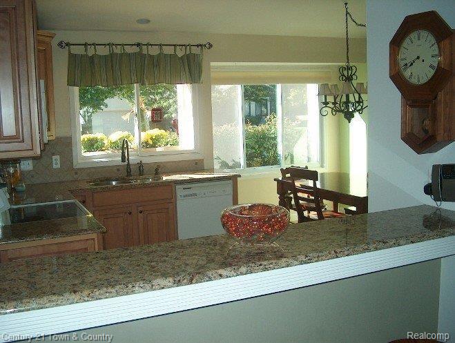682 Kentucky Drive Rochester, MI 48307 - Photo 12 of 22 Bar to Kitchen