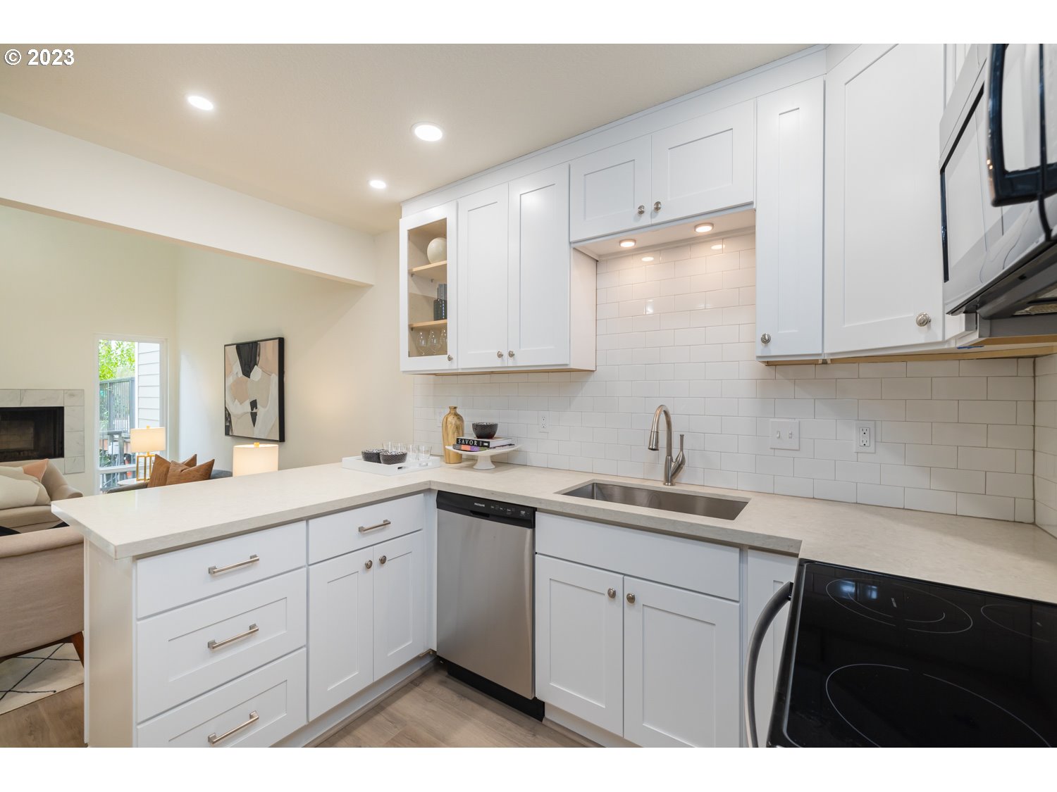 4668 Southwest Comus Place, Unit 2F Portland, OR 97219 - Photo 8 of 22 Gallery Image 8
