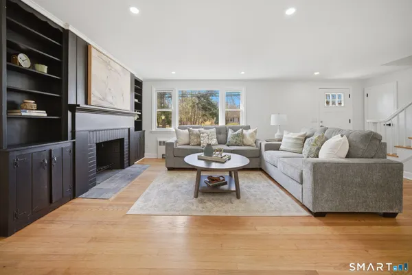 $599,900 | 35 Dyer Avenue, Canton, CT 06019