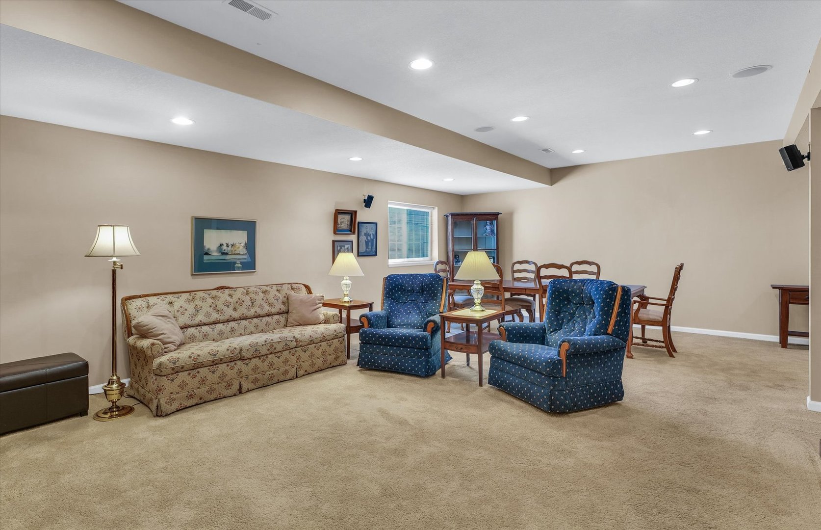 3204 Ridge Park Road Urbana, IL 61802 - Photo 36 of 56 a living room with furniture and a lamp