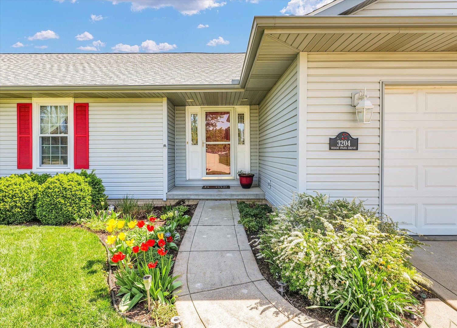 3204 Ridge Park Road Urbana, IL 61802 - Photo 4 of 56 a front view of a house having a garden