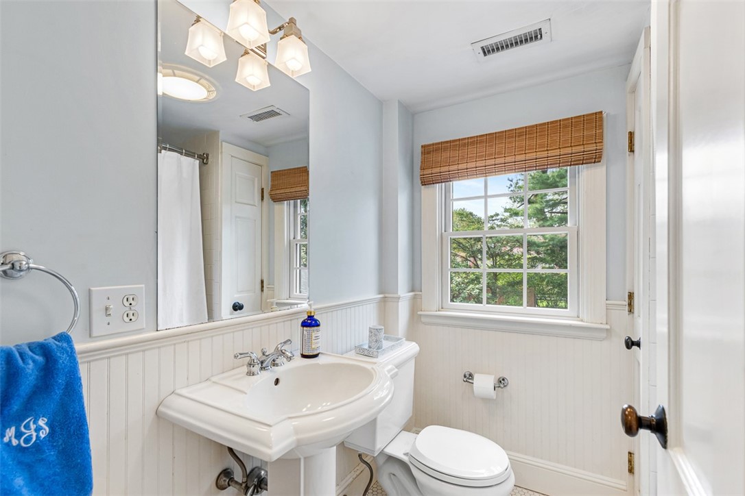 11 Harbour Road Barrington, RI 02806 - Photo 28 of 40 Family bath with tub/shower