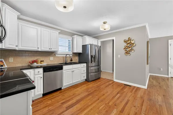 $375,000 | 121 East 80th Street, Kansas City, MO 64114