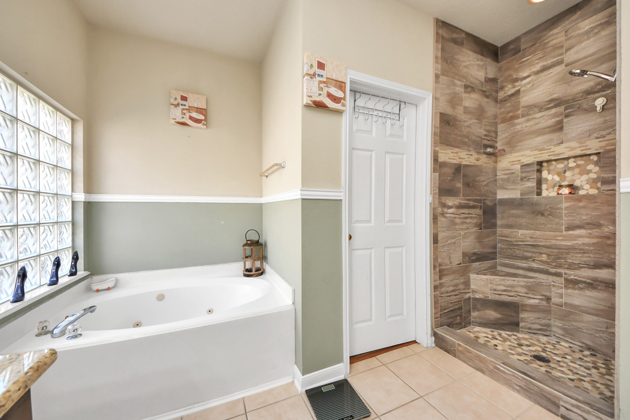 13635 Treebank Lane Houston, TX 77070 - Photo 12 of 26 a bathroom with a bathtub and shower
