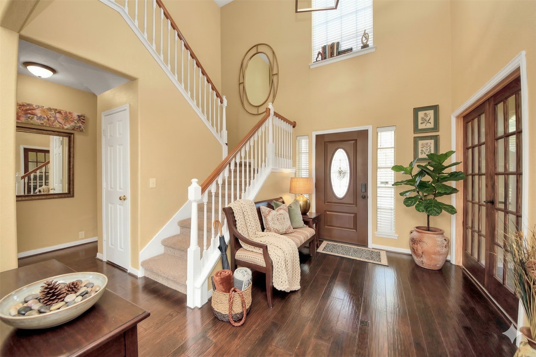 13635 Treebank Lane Houston, TX 77070 - Photo 4 of 26 a living room with furniture and a table