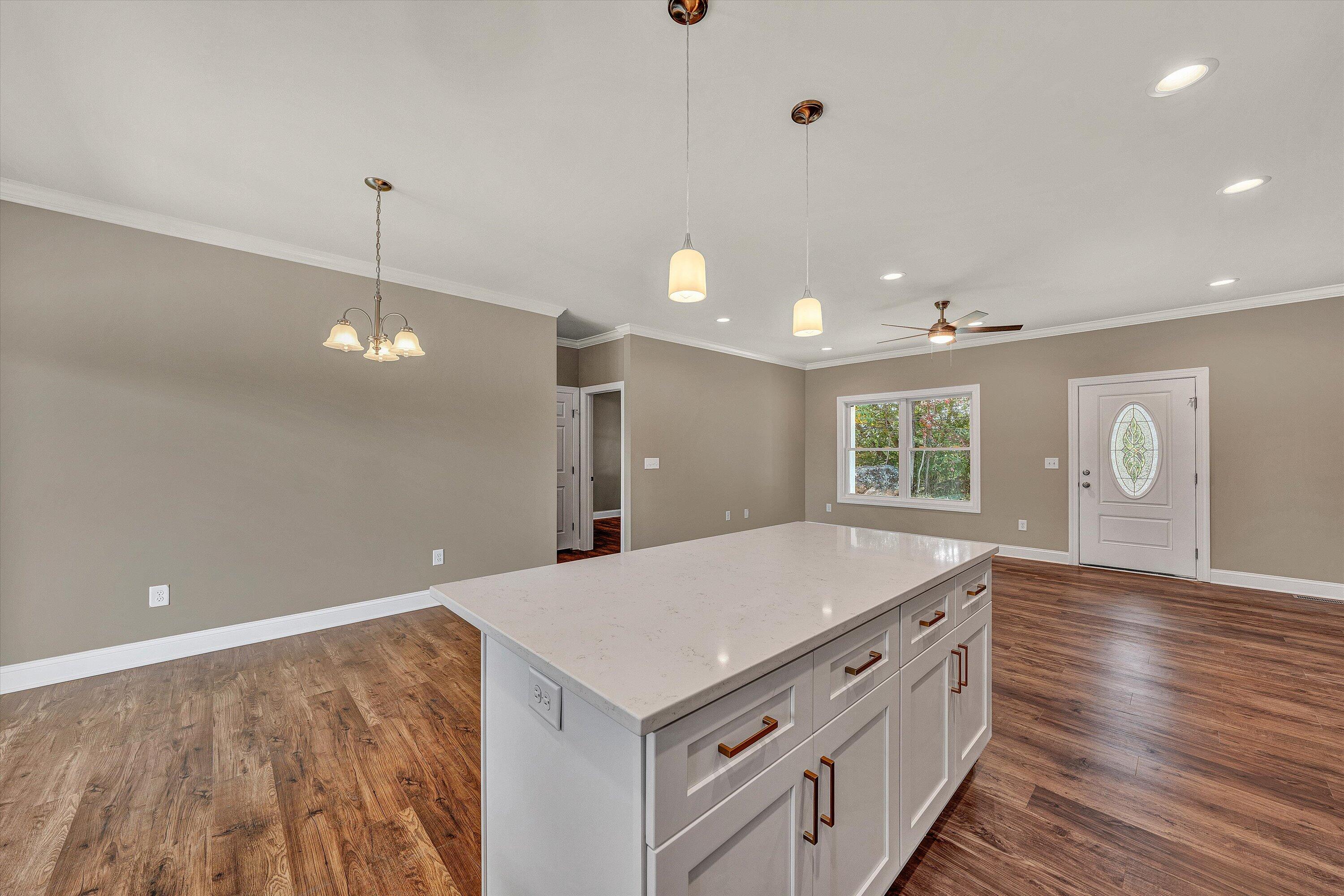 2002 Plateau Road Southeast Roanoke, VA 24014 - Photo 13 of 48 12-DSC00124