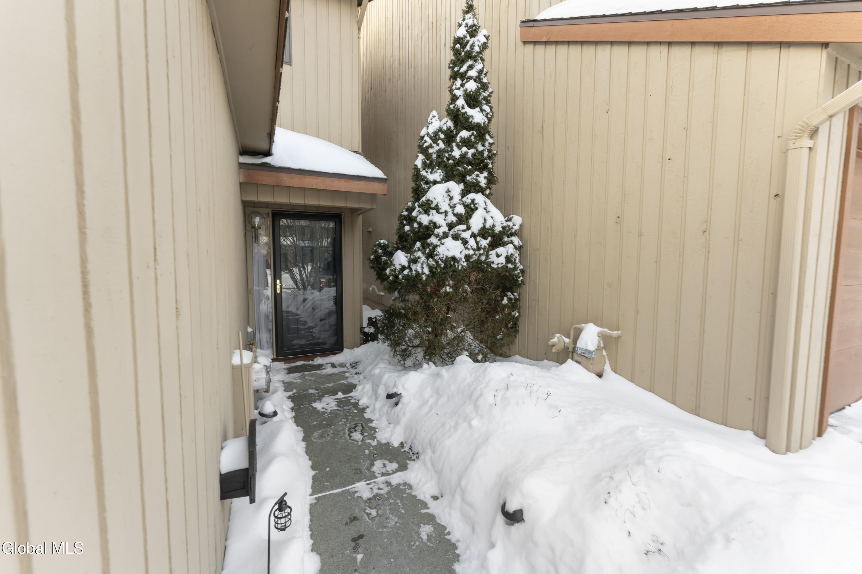 216 Harvard Road Colonie, NY 12189 - Photo 3 of 34 0 Front 3