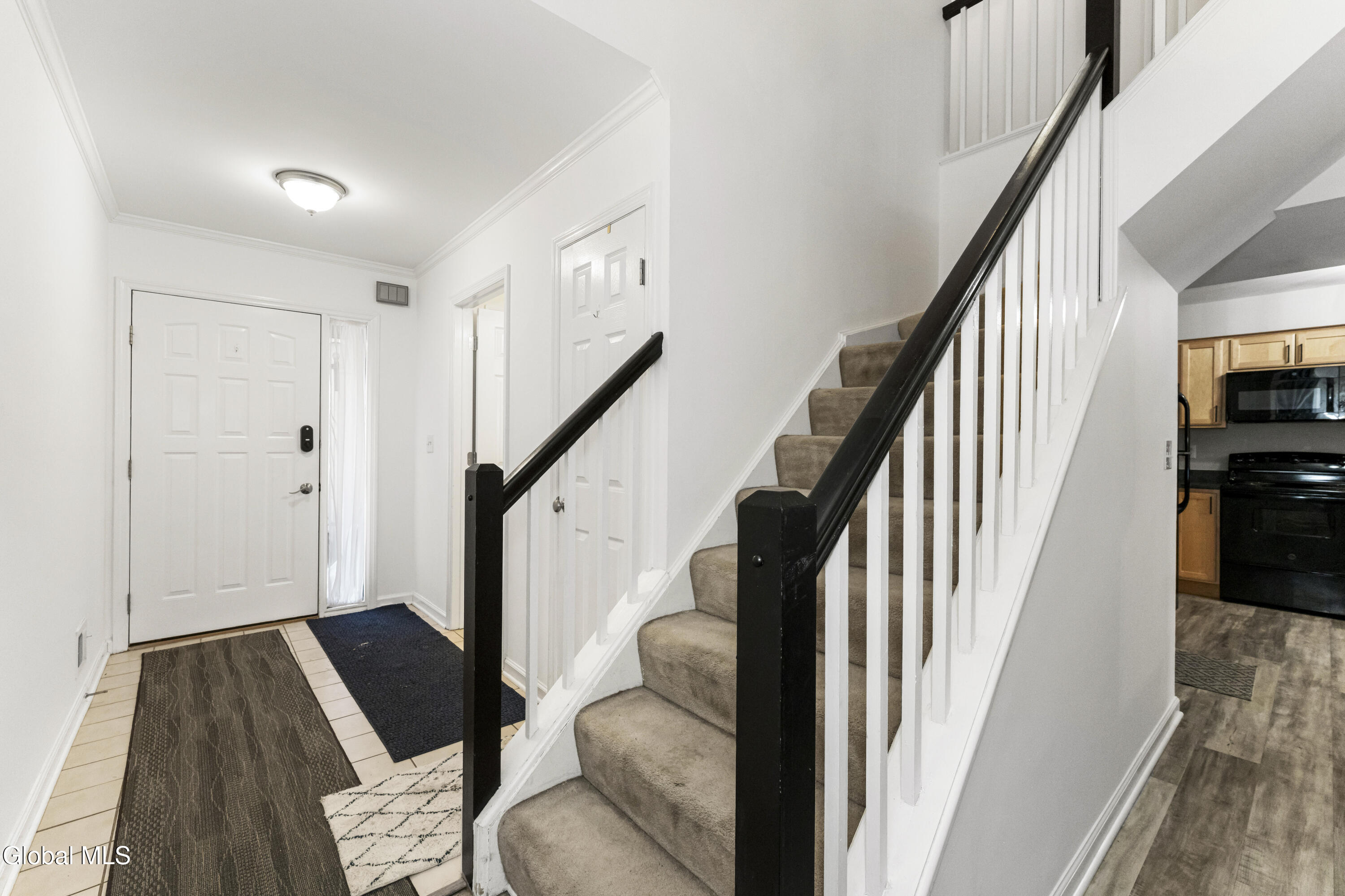 216 Harvard Road Colonie, NY 12189 - Photo 4 of 34 1 Entryway