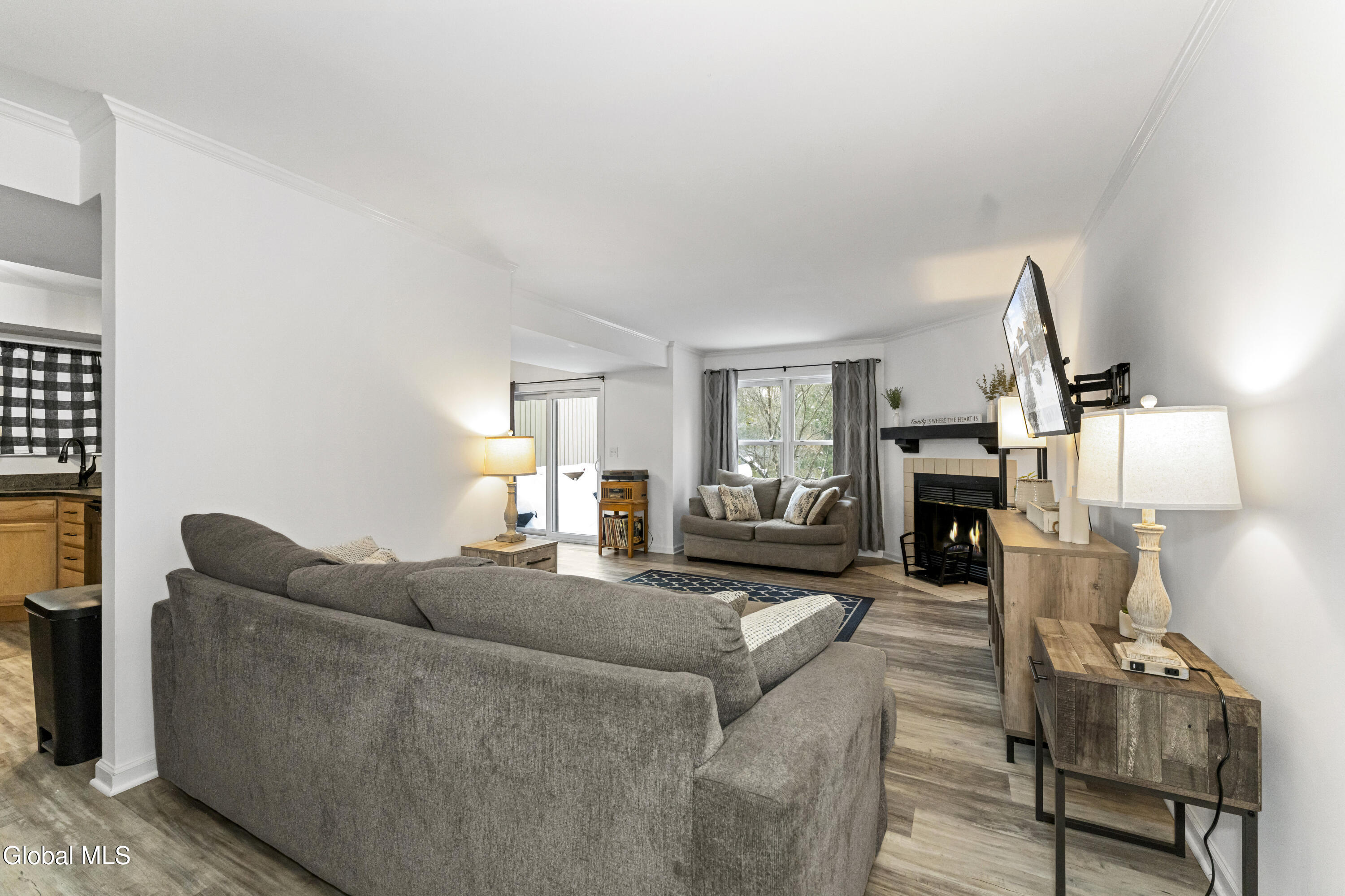 216 Harvard Road Colonie, NY 12189 - Photo 5 of 34 2 Livingroom 1