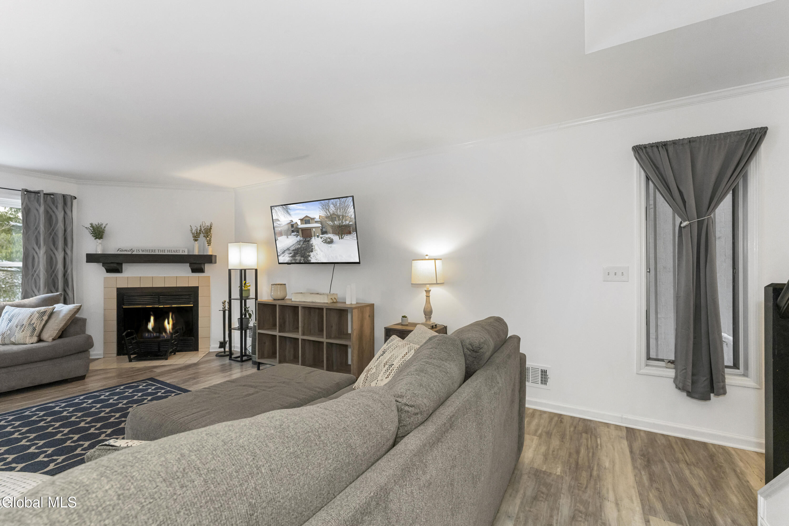 216 Harvard Road Colonie, NY 12189 - Photo 6 of 34 2 Livingroom 2