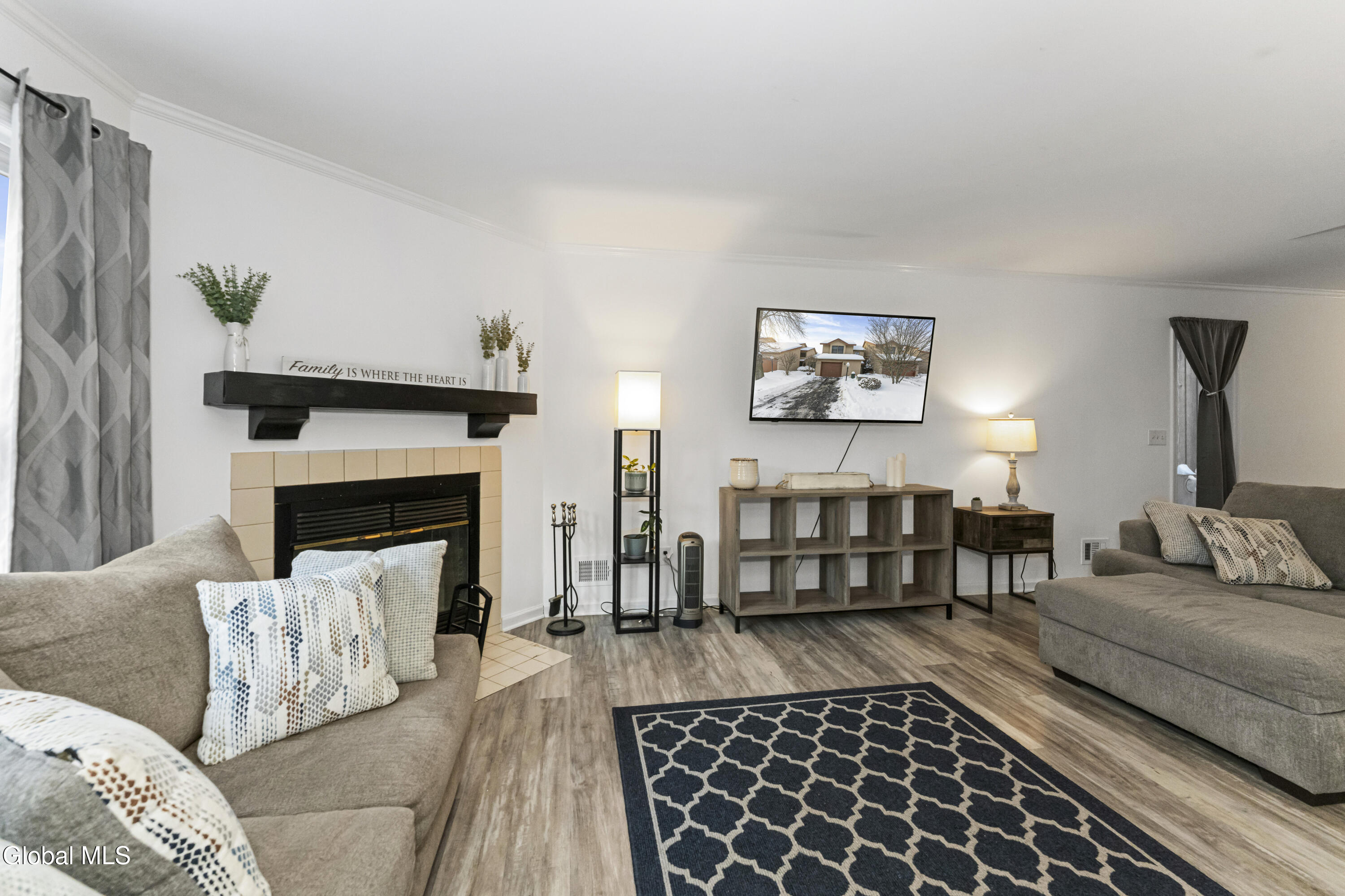 216 Harvard Road Colonie, NY 12189 - Photo 8 of 34 2 Livingroom 4